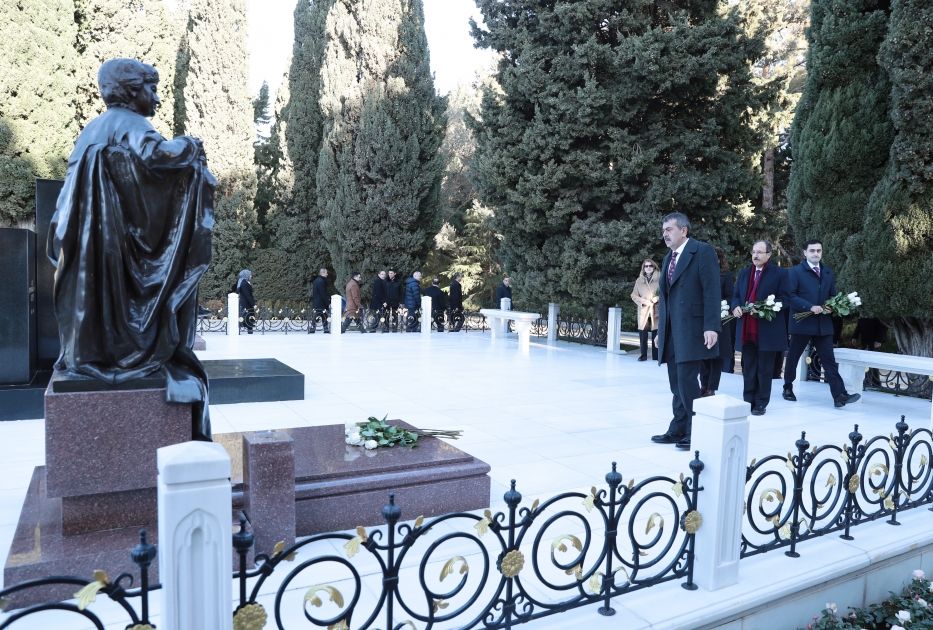 Türkiyəli nazir Şəhidlər xiyabanında - FOTO Türkiyəli nazir Şəhidlər xiyabanında - FOTO