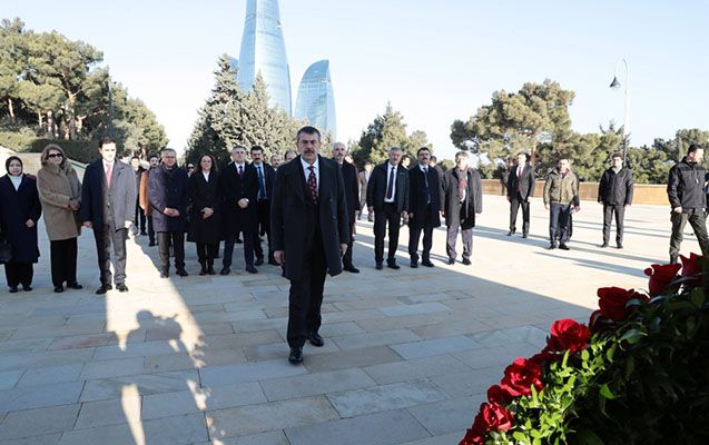 Türkiyəli nazir Şəhidlər xiyabanında - FOTO Türkiyəli nazir Şəhidlər xiyabanında - FOTO