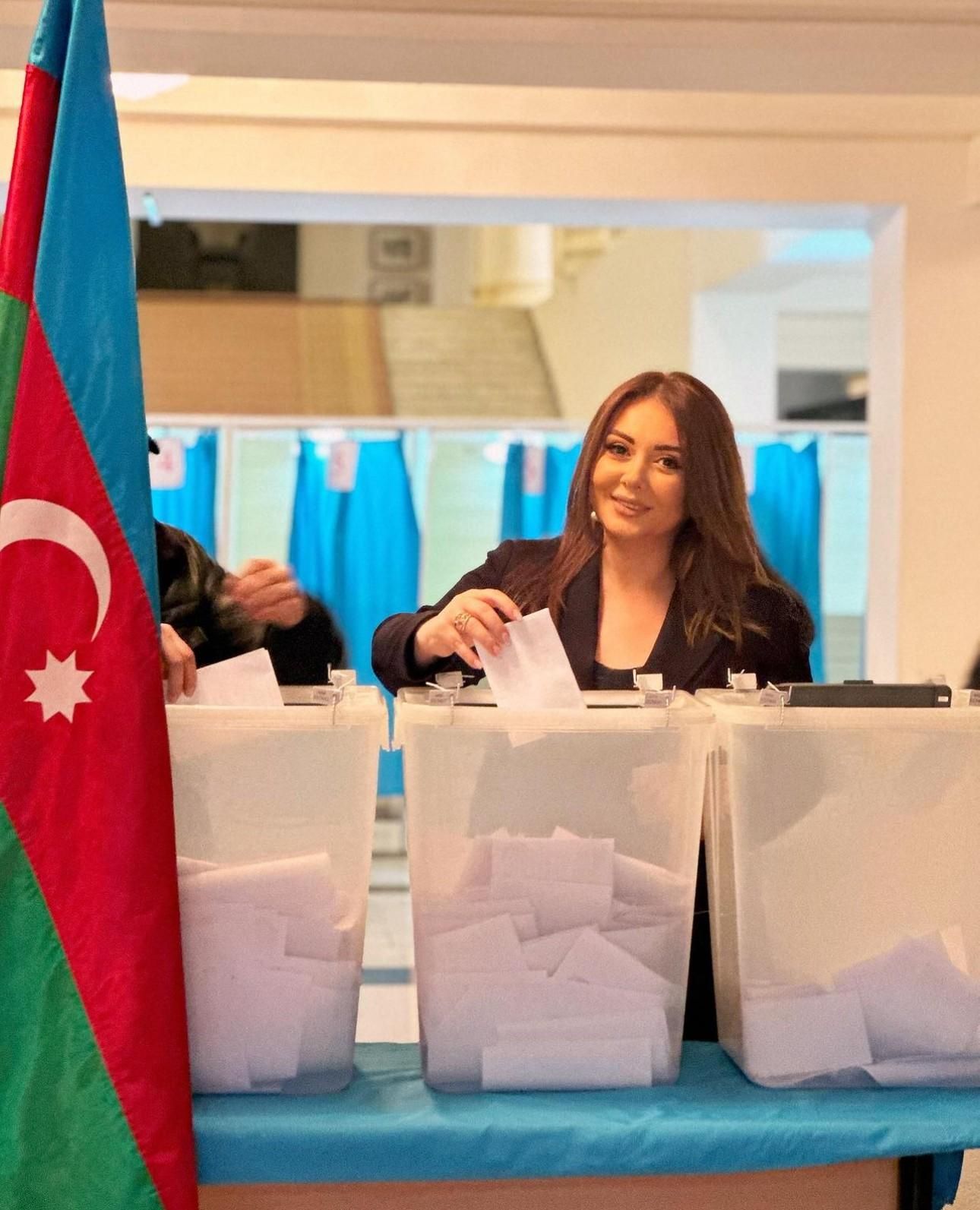 Məşhurlar səsvermədə -FOTOLAR 