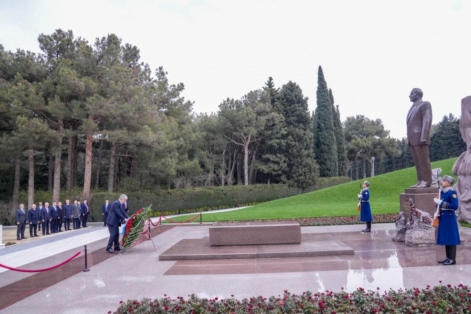 Tokayev Heydər Əliyevin məzarını ziyarət etdi 