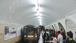 Bakı metrosunda sərnişin qatar yoluna düşdü - XƏSARƏT ALDI