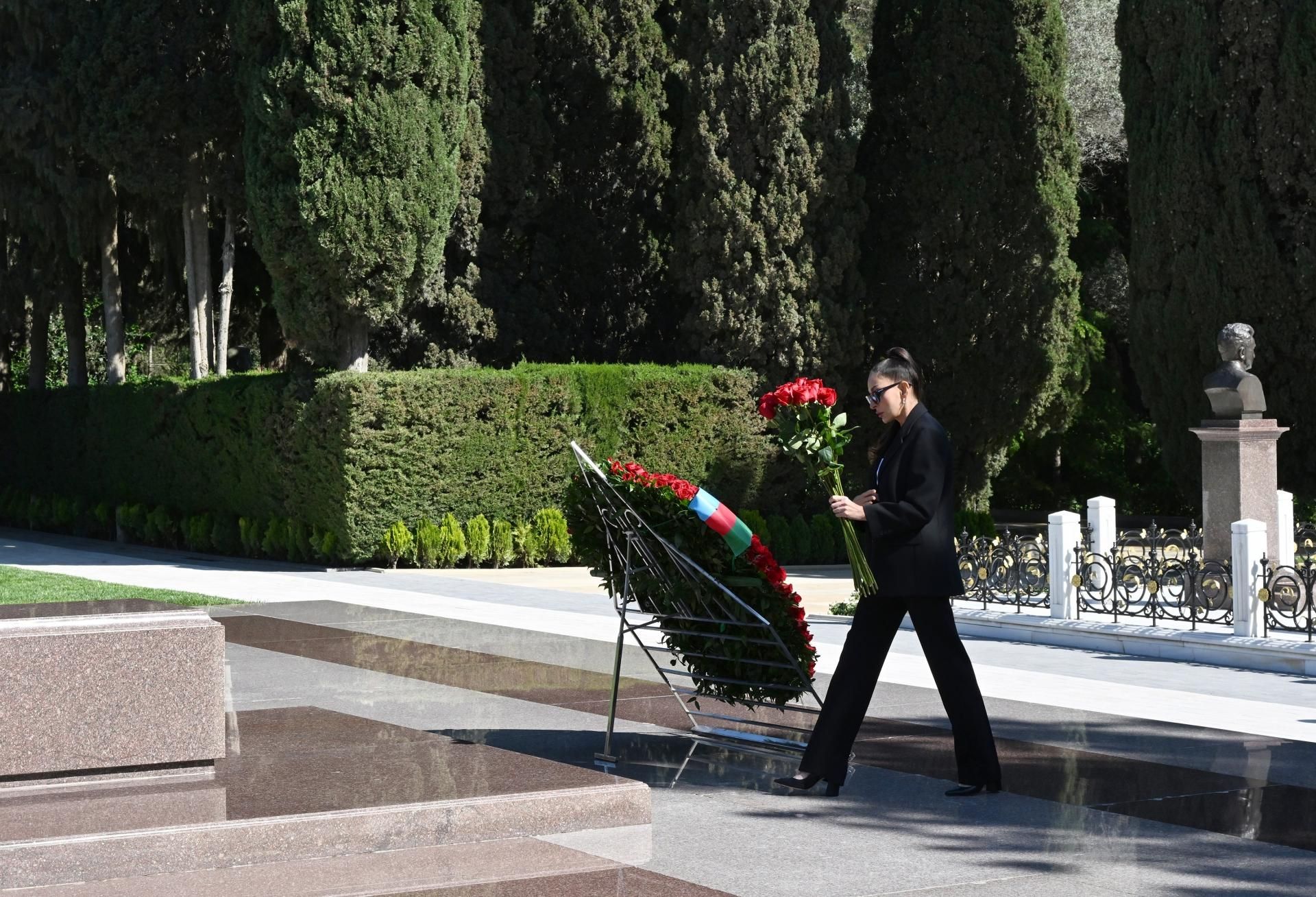 Prezidentlə xanımı Heydər Əliyevin məzarını ziyarət etdi -  FOTO