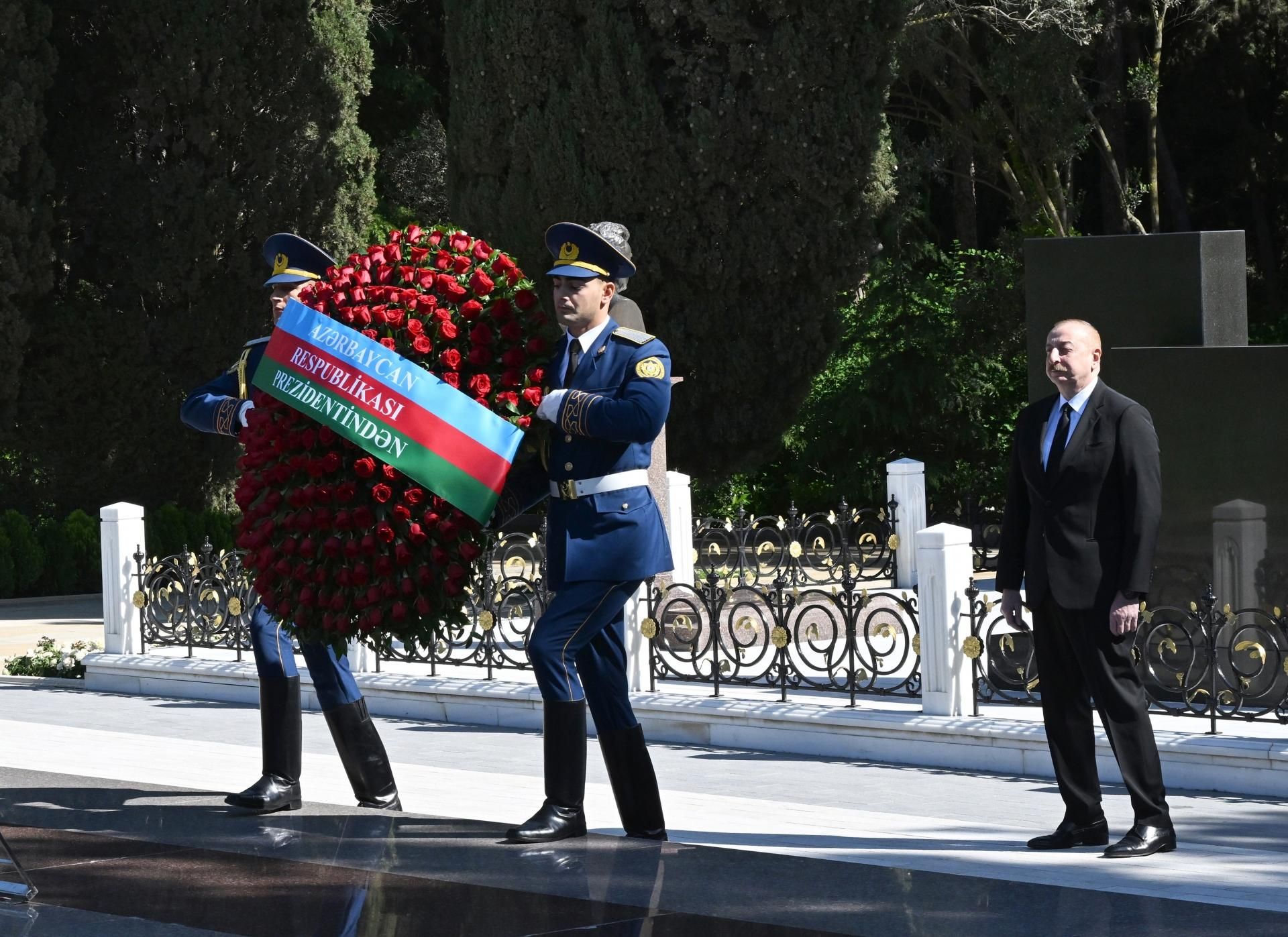 Prezidentlə xanımı Heydər Əliyevin məzarını ziyarət etdi -  FOTO