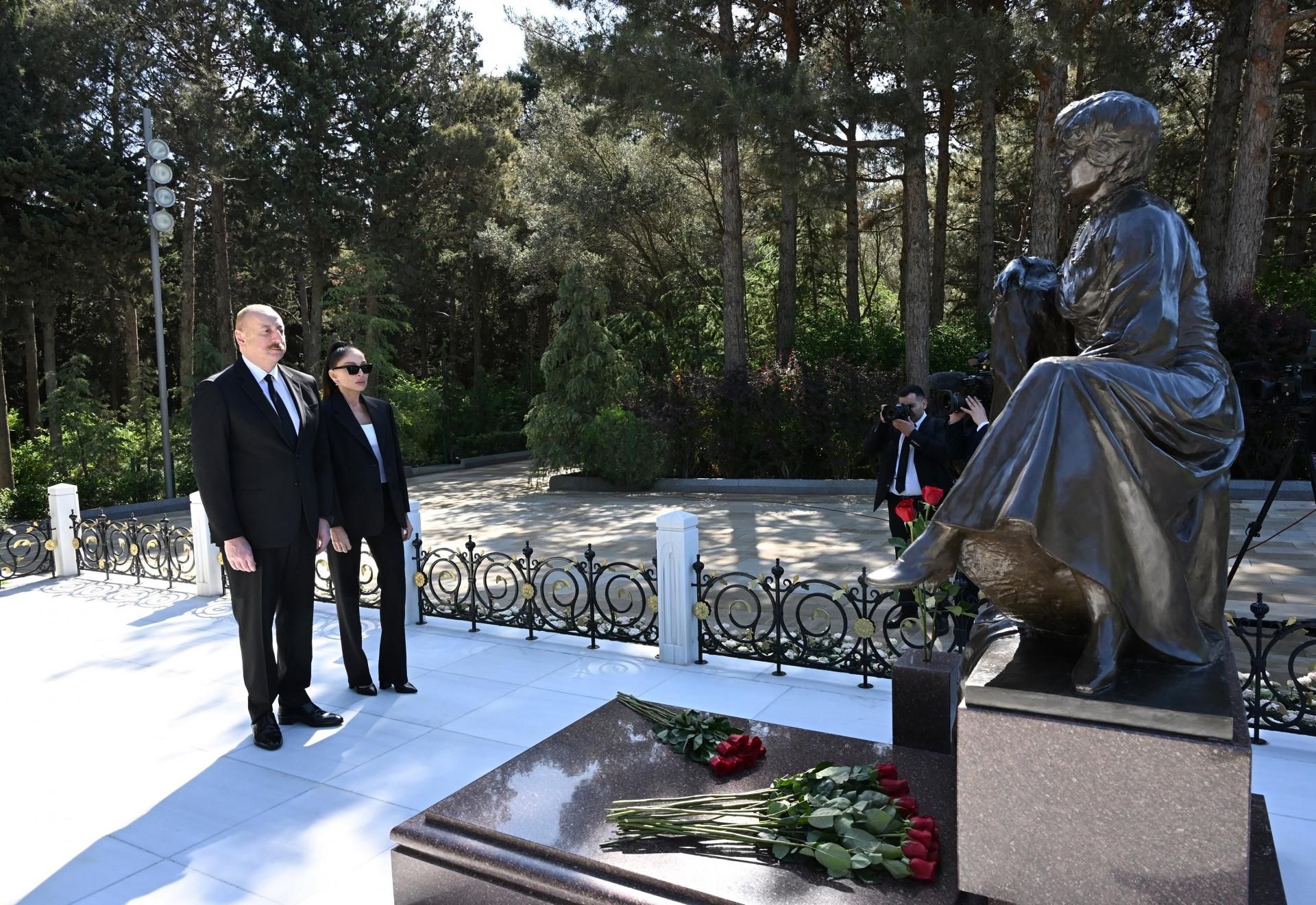 Prezidentlə xanımı Heydər Əliyevin məzarını ziyarət etdi -  FOTO