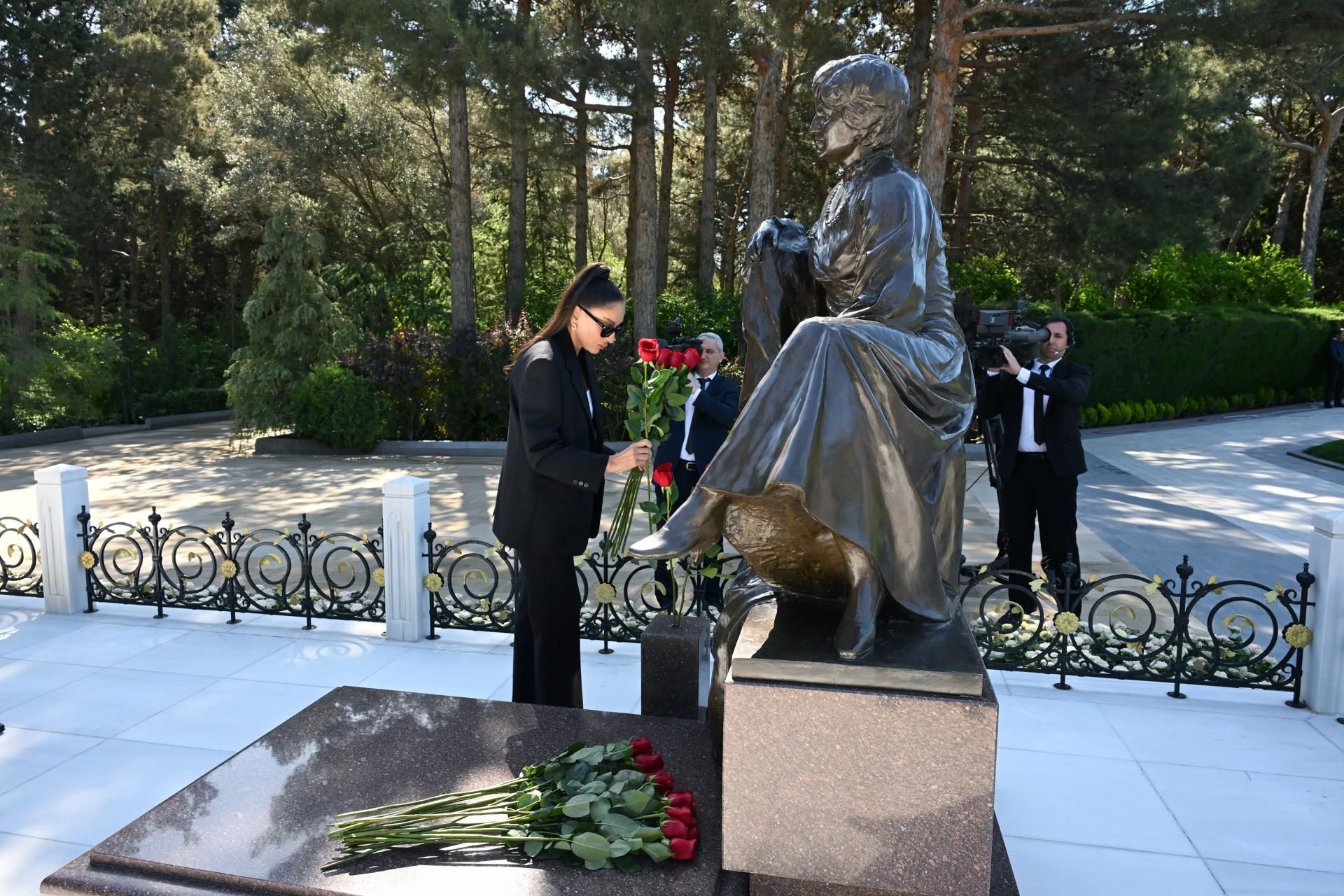 Prezidentlə xanımı Heydər Əliyevin məzarını ziyarət etdi -  FOTO