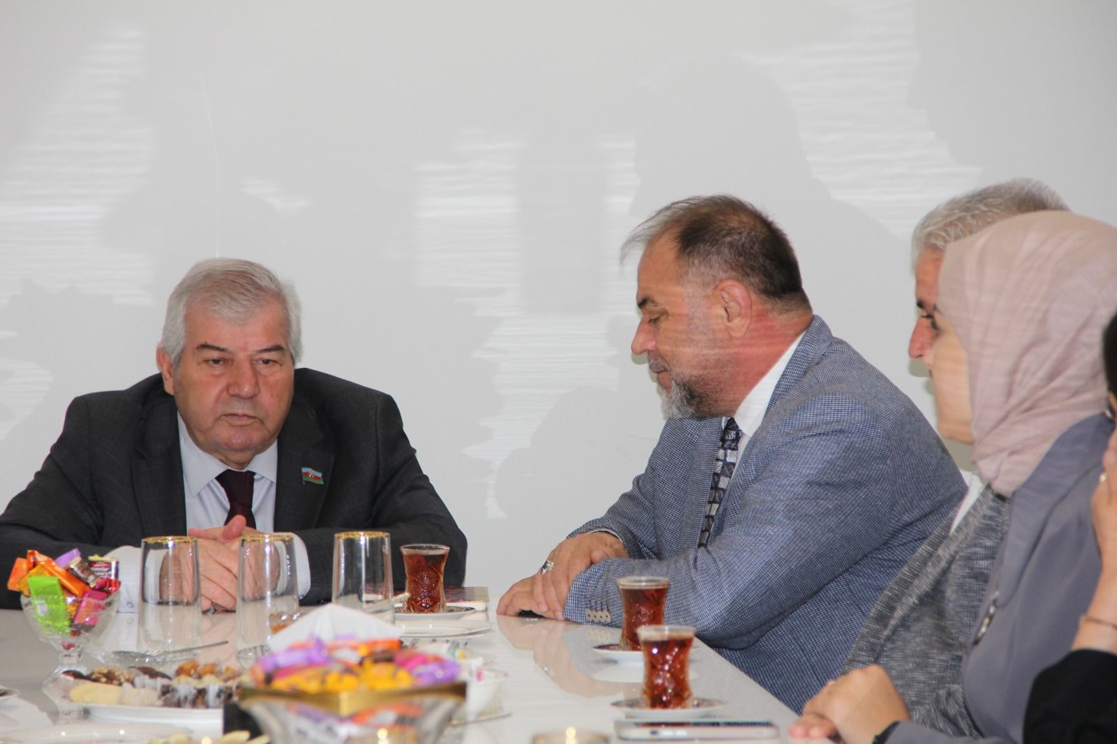 Sabir Rüstəmxanlı Türkiyədən gələn şəhid ailələri ilə görüşdü - FOTO Sabir Rüstəmxanlı Türkiyədən gələn şəhid ailələri ilə görüşdü - FOTO