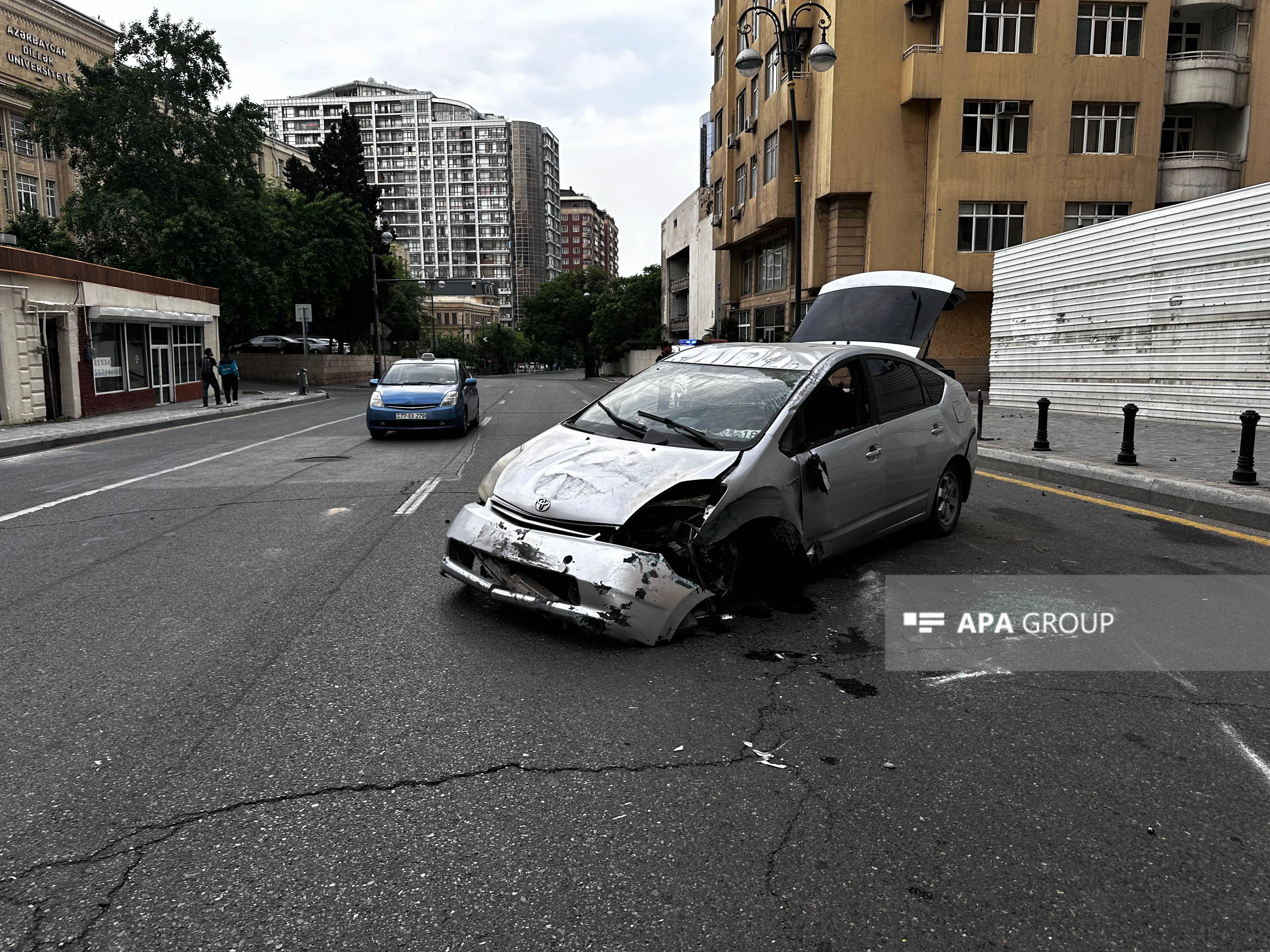 Telefona baxarkən “Prius”u aşırdı, xəsarət alan var - FOTO