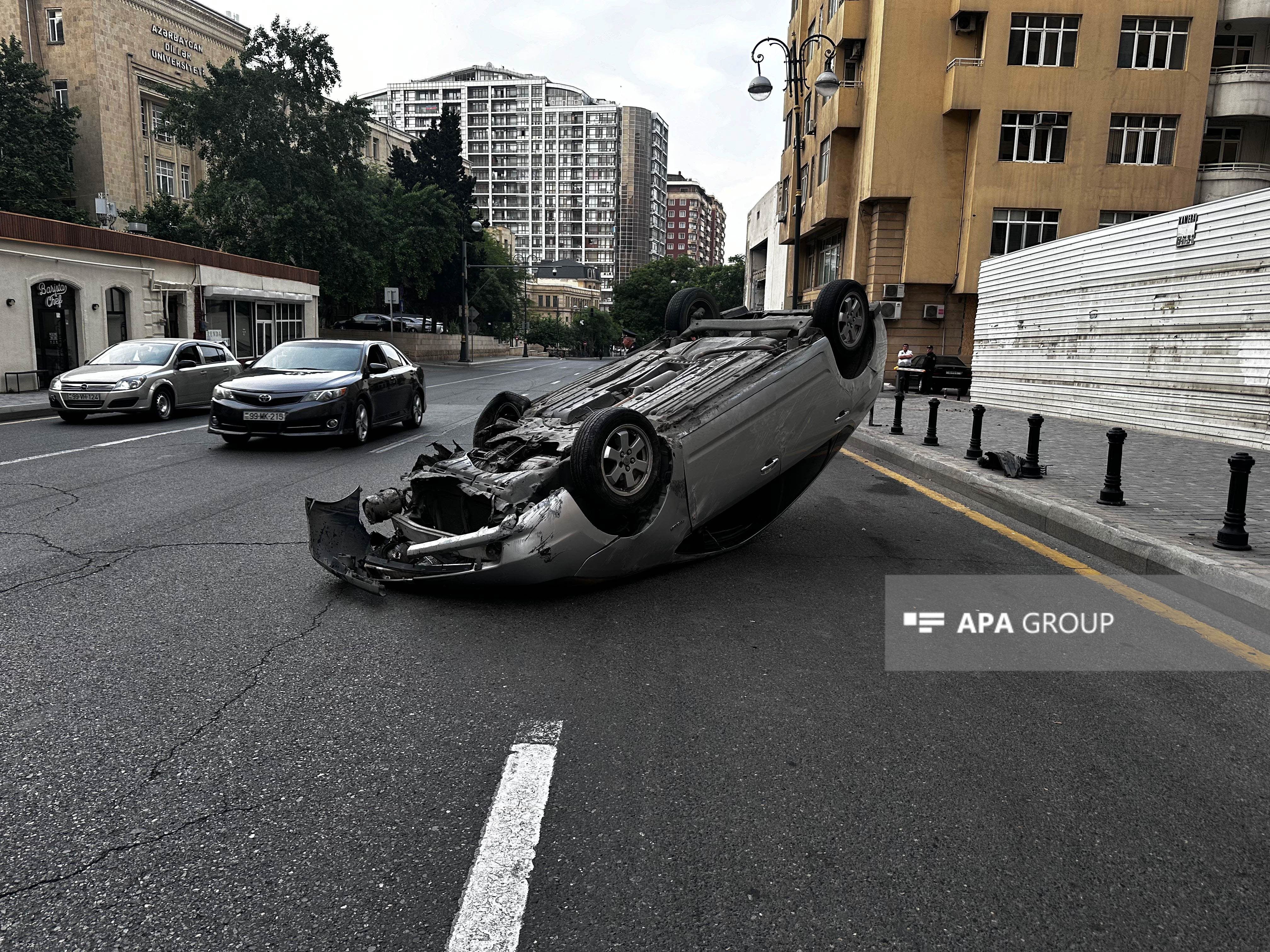 Telefona baxarkən “Prius”u aşırdı, xəsarət alan var - FOTO