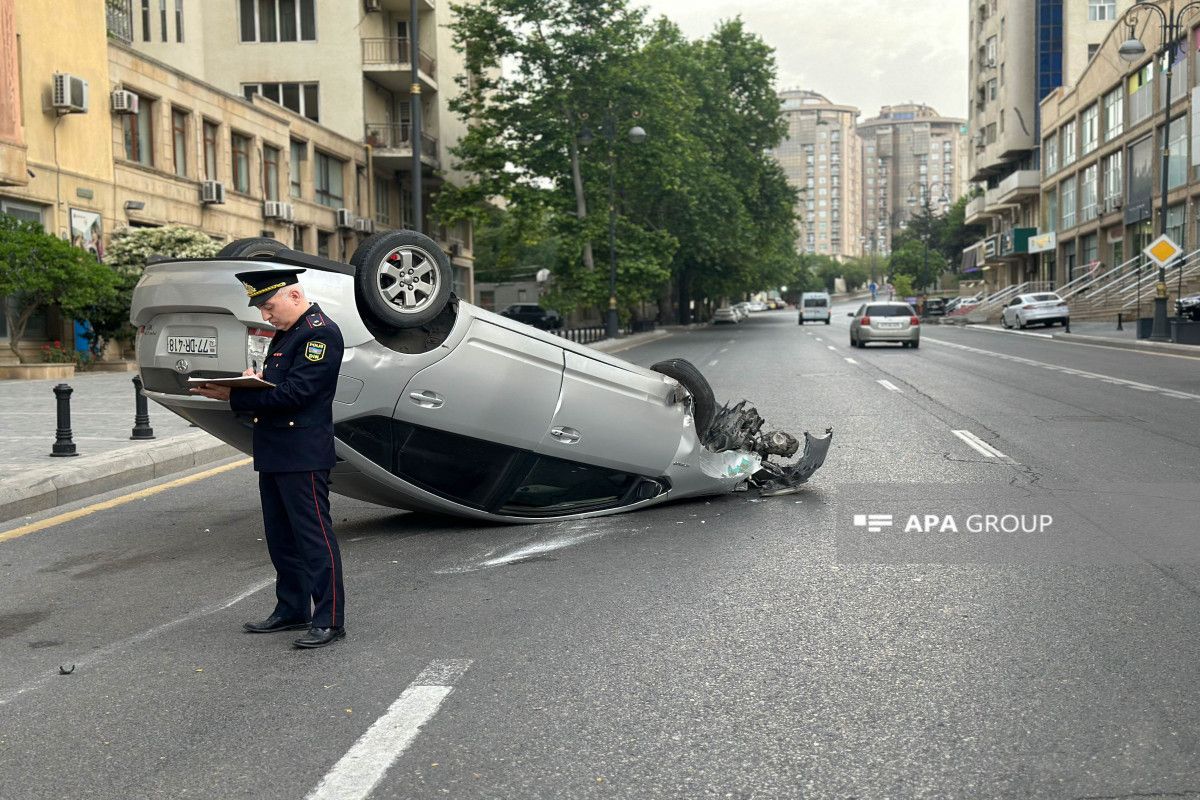 Telefona baxarkən “Prius”u aşırdı, xəsarət alan var - FOTO
