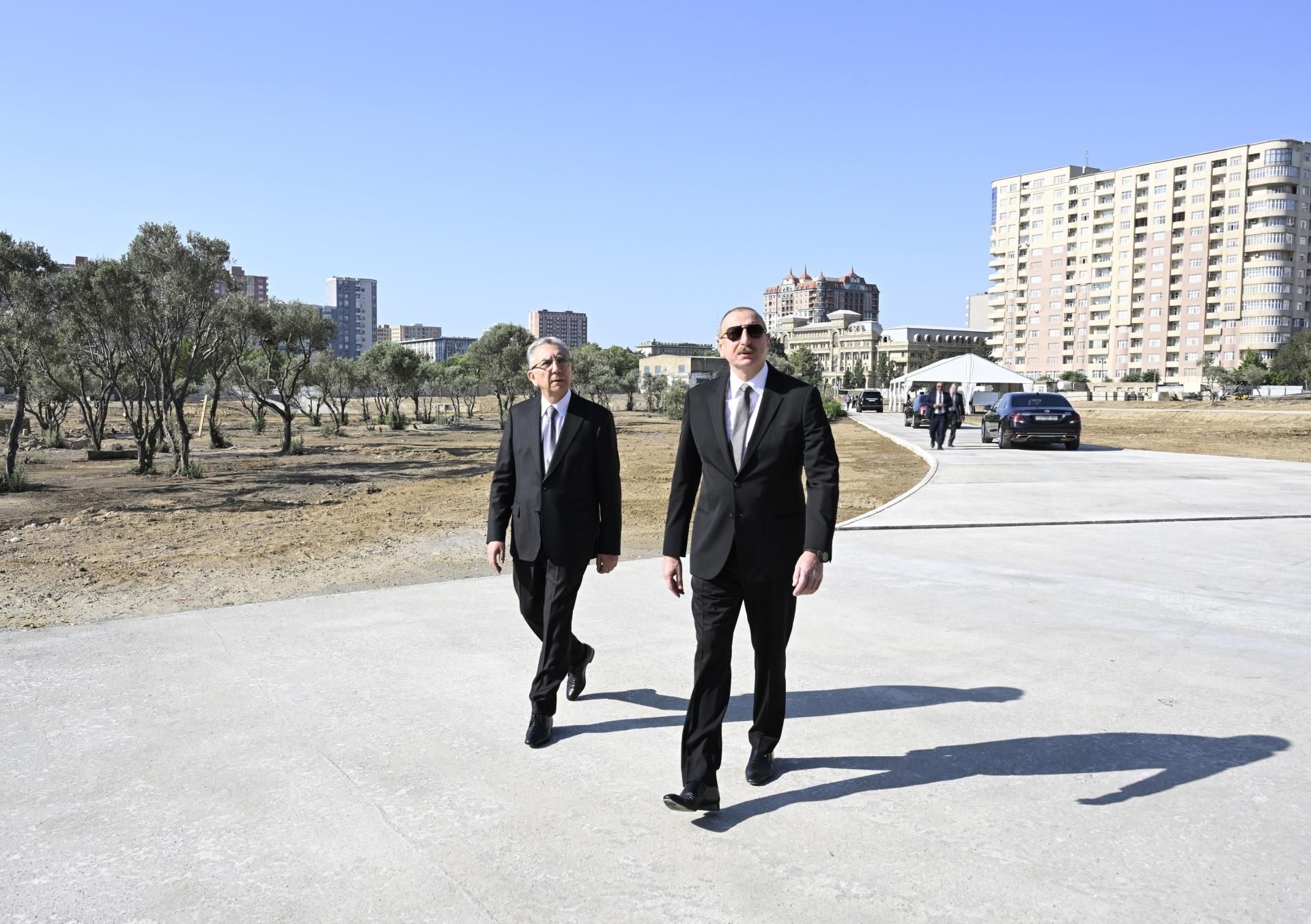 Prezident yeni parkdakı işlərin gedişi ilə tanış oldu - FOTO Prezident yeni parkdakı işlərin gedişi ilə tanış oldu - FOTO