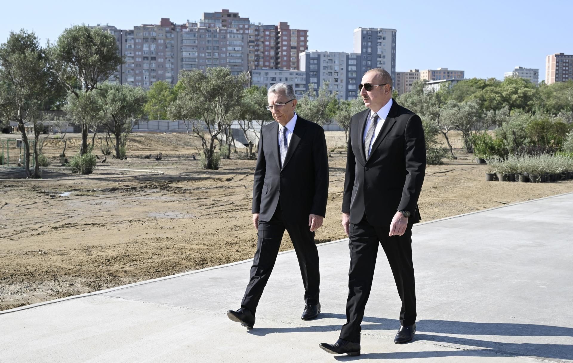 Prezident yeni parkdakı işlərin gedişi ilə tanış oldu - FOTO Prezident yeni parkdakı işlərin gedişi ilə tanış oldu - FOTO