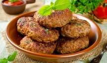 Nə un, nə çörək —  Kotletin parçalanmaması üçün içinə bir qaşıq əlavə edin