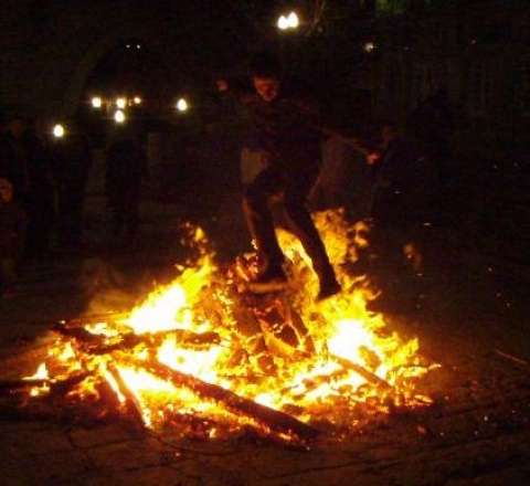 Nazir yallı gedib, tonqaldan tullandı - VİDEO 