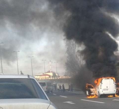 Hərəkətdə olan maşın yandı - VİDEO