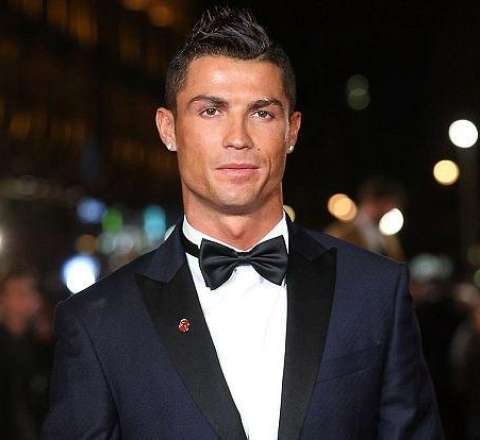 Ronaldu iki milyard dollar qazanan ilk idmançı oldu 
