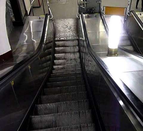 Bakıda yeraltı keçiddə eskalator QIRILDI: Xəsarət alanlar var 