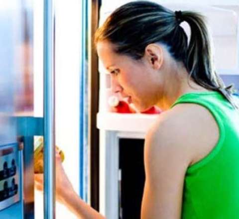 Südü soyuducuda bu hissəyə qoymayın -  Zəhərlənə bilərsiniz