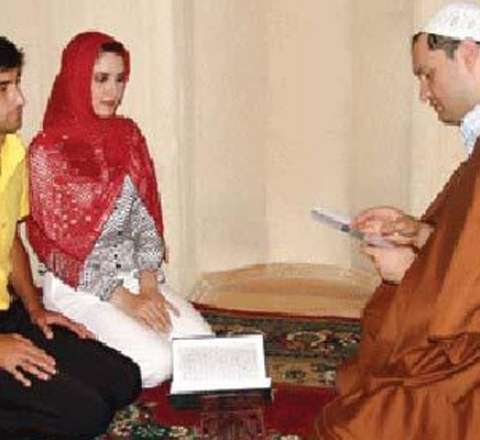 İranda uşaq evlilikləri təbliğ edilir – Mollalar qızlar üçün 13 yaşı çox görür 