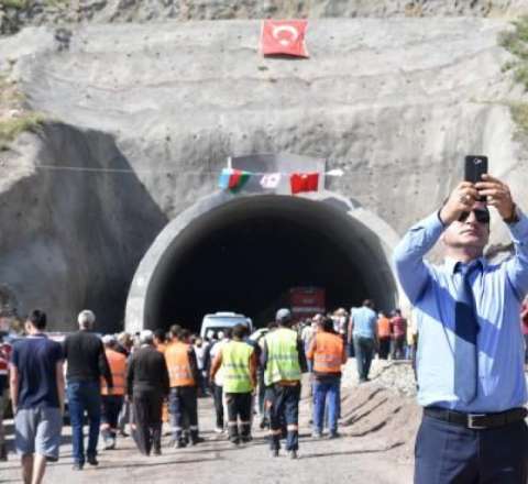 Azərbaycanlılar Gürcüstana axışır: 2 min maaş, pulsuz nahar... 