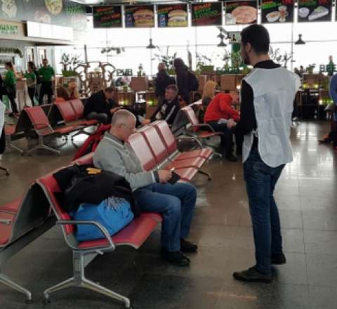 Aeroportda çamadandan çıxanlar şoka saldı - FOTO