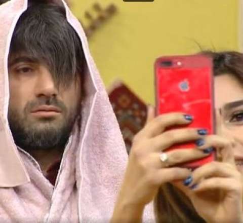 Zaur Günayın yırtıq corablarını nümayiş etdirdi - VİDEO 