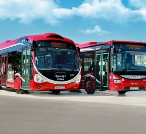 "BakuBus" sürücüləri avtobus zolağını bəyənməyib yarışa çıxdılar - VİDEO