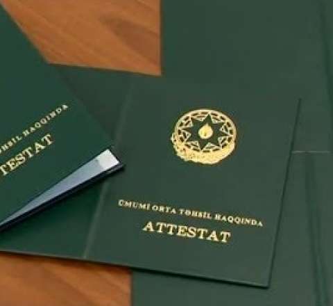 Məktəb direktoru xadimənin attestatını 500 manata satdı 