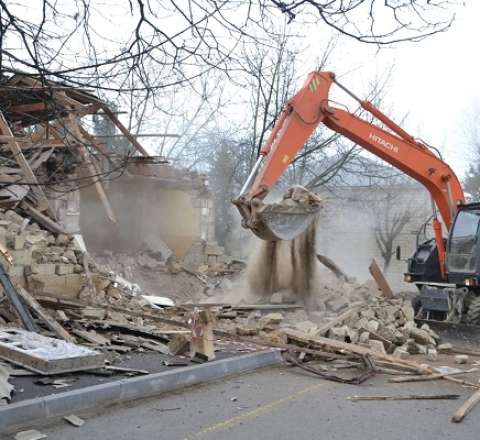 Binəqədidə qanunsuz tikili söküldü - VİDEO 