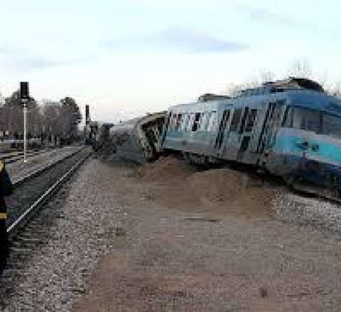 Sərnişin qatarı relsdən çıxdı, 7 nəfər xəsarət aldı - VİDEO