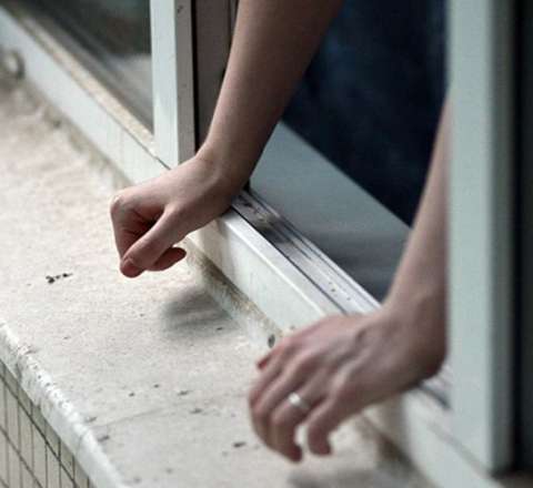 Bakıda pəncərədən yıxılan qız öldü – Sığınacaqda yaşayırdı 