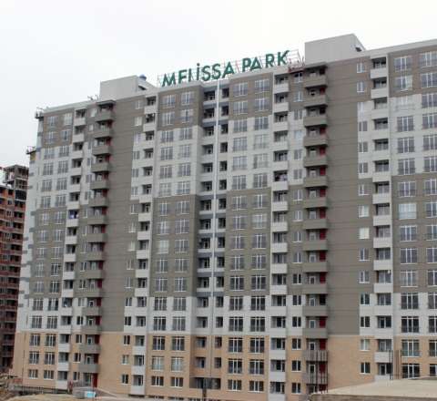 "Melissa Park"ın sakini çatlardan şikayətləndi:  "Dedilər, yəqin özünüz sındırmısınız" - VİDEO