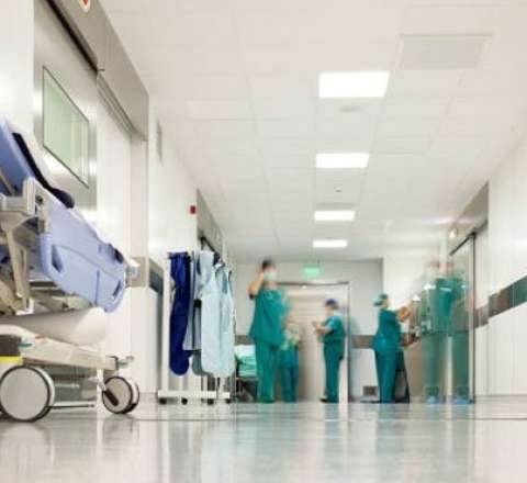 Arvadını güllələyən klinika direktorunun məhkəməsi keçirildi 