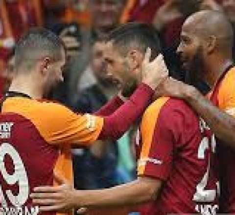 "Qalatasaray"ın oyununda dəhşətli OLAY: Oyunçular xəstəxanaya aparıldı - FOTO 