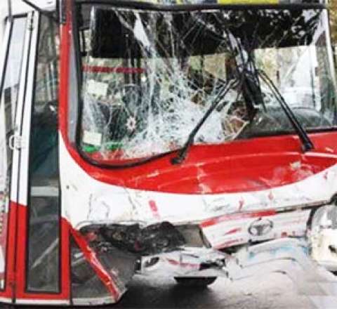 Sumqayıtda avtobus qəzaya düşdü - Xəsarət alanlar var 