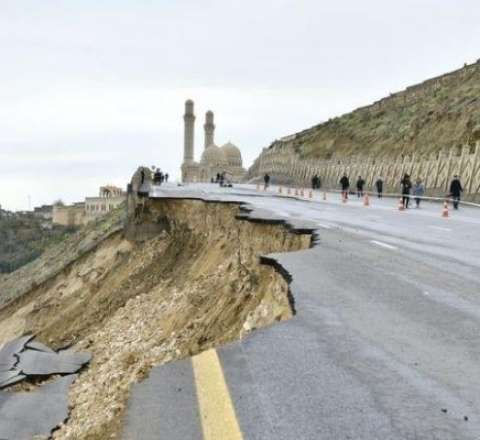 Bakıda torpaq sürüşdü: Bu istiqamətdə hərəkət dayandırıldı 