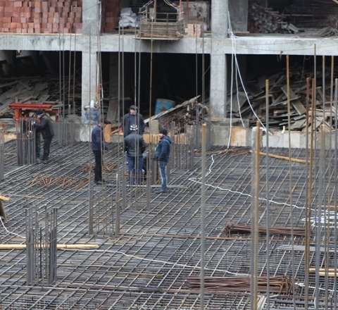 Yararsız tikinti məktəbin inşasına mane olur - VİDEO
