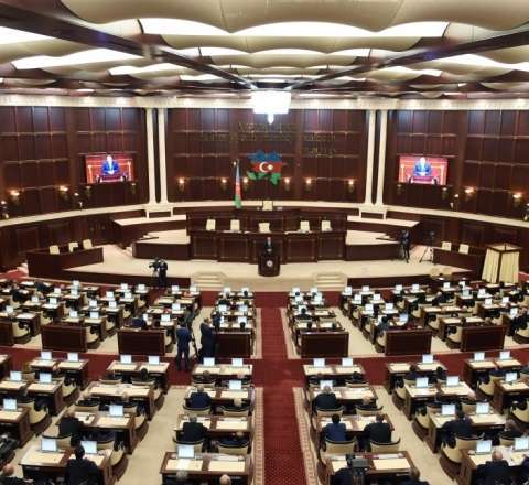 “Danışmayan” deputatlar danışdı 