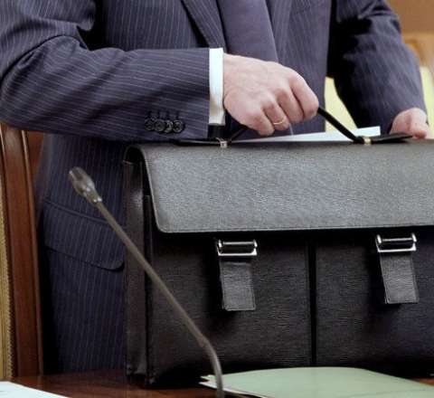 Regionlarda çalışan məmurlar ailələrini niyə Bakıda saxlayır?  