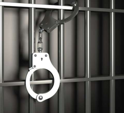 Qardaşı uşaqlarını baltalayan əmi həbsdə öldü 