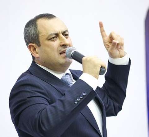 “Onlar insanların ayağından çəkir, biz əlindən tuturuq”  – Adil Əliyev