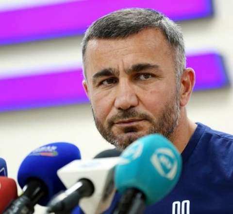 "Maşında gəlirəm, sağdan biri siqnal verir, soldan biri deyir..." - Qurban Qurbanov 