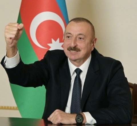 Prezident bu şüara görə çıxışını saxladı - Video 