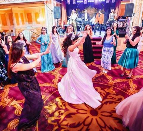 Toyda oynadığı yerdə yıxılıb öldü 