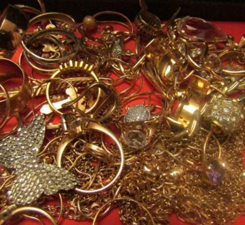 Dayanacaqda çantasını unudan şəxsin 1200 manatlıq qızılları oğurlandı 