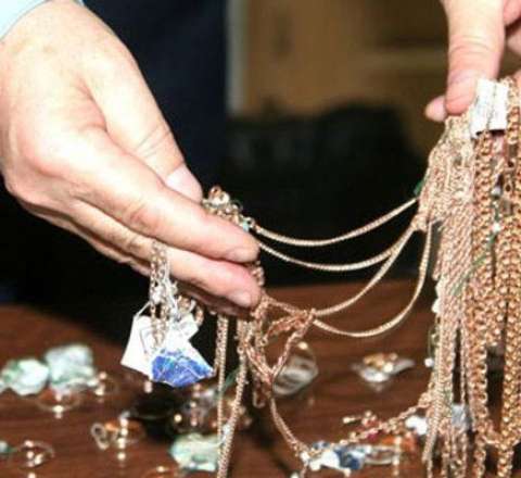 Kirayə ev axtarırdı, 7 minlik qızıl "tapdı" 