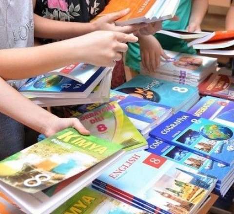  Məktəblərdə dərslik satışı: Şagirdlər niyə kitabı pulla almalıdır? - VİDEO