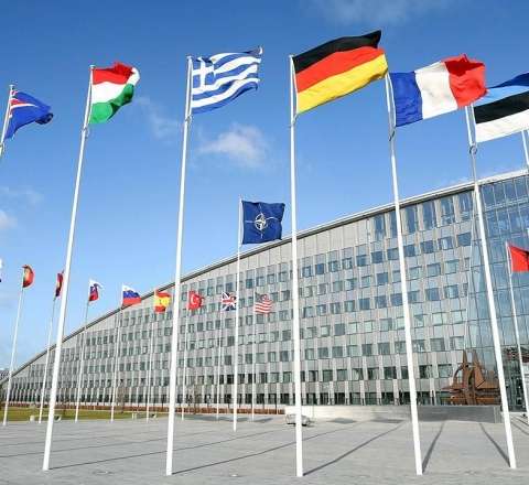 NATO şərq cinahında silah ehtiyatlarını artırmağa hazırlaşır 