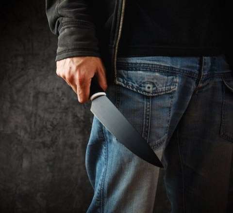 Rusiyada dəhşət: Repetitorun kürəyinə bıçaq sapladı  