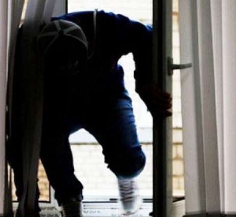 Pəncərədən evə girib 7000 oğurladı 