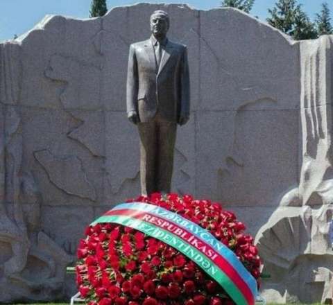 Latviya Prezidenti Ulu Öndər Heydər Əliyevin məzarını ziyarət etdi 